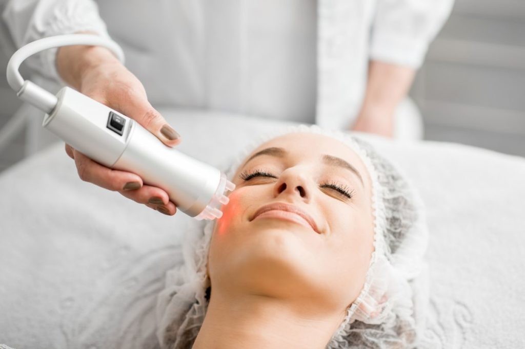 Dermatologia estetyczna – jak dbać o piękną skórę?