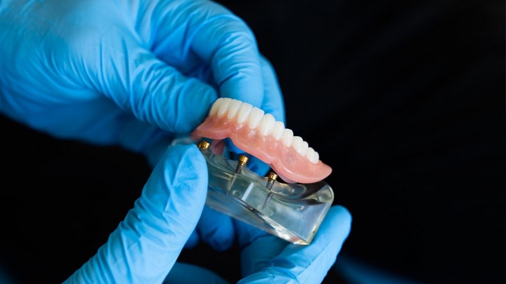 Protetyka – jak dbać o sztuczne zęby?